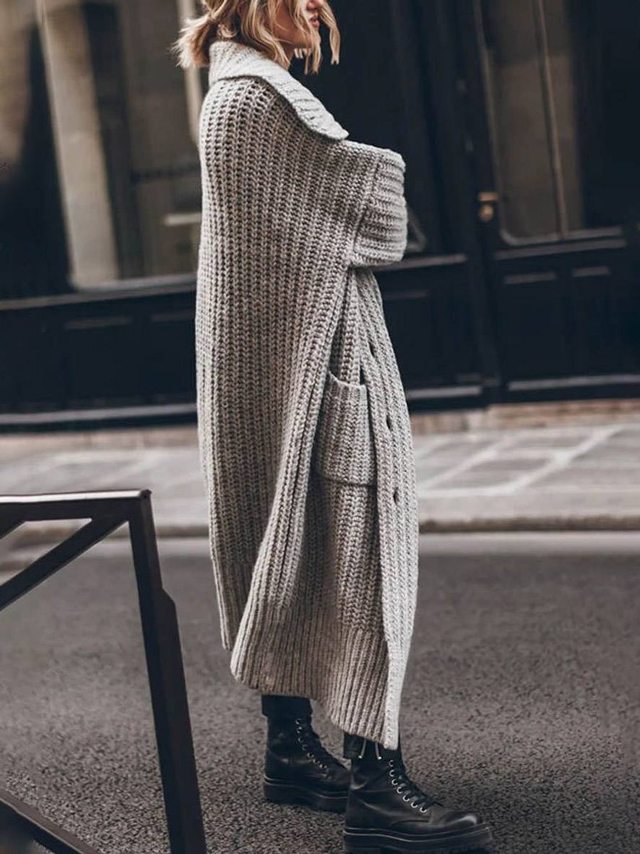 Oversized Chunky Knit Cardigan with Wide Collar and Side Pockets
